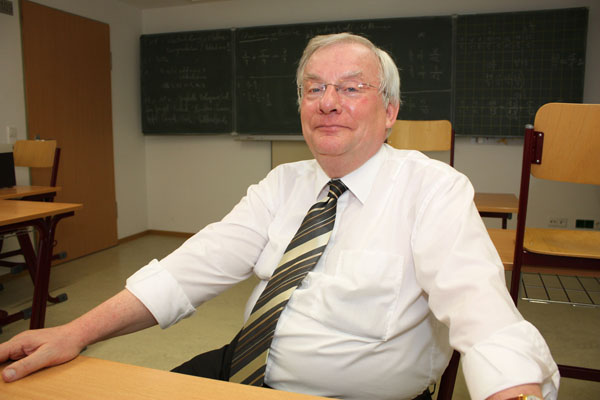 Georg Neuhaus in einem Klassenzimmer